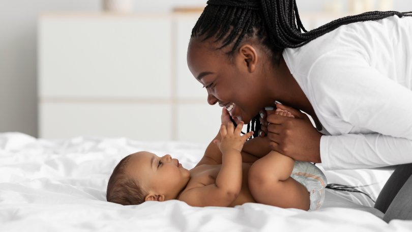 une mère et son bébé passant un moment ensemble