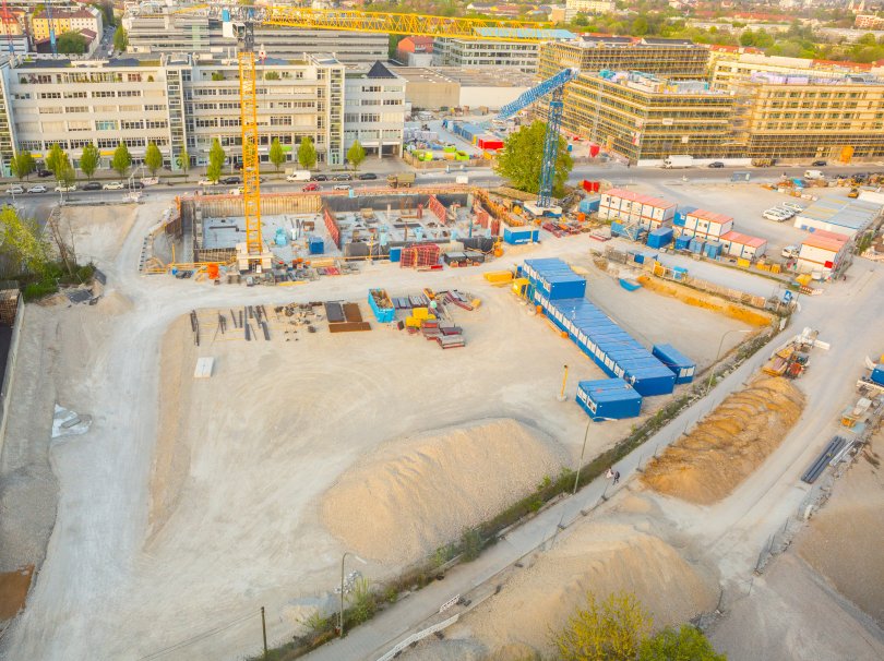 Photo aérienne d'un chantier au première étape de la construction dans une ville