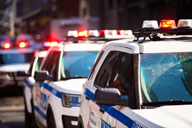 Voiture de police de New York avec sirènes de jour