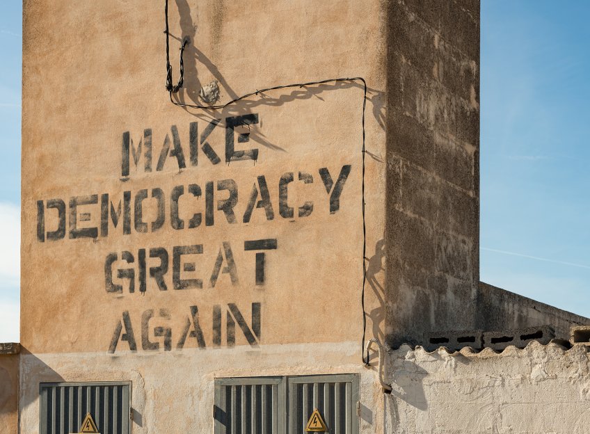 "Make Democracy Great Again" inscrit sur une façade. Photo par Andreas Gruhl / stock.adobe.com
